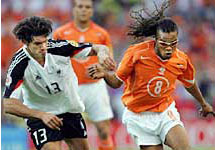 Эпизод матча Германия-Голландия. Фото с сайта www.euro2004.com