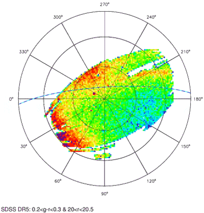 Фрагмент карты Млечного пути, составленной по данным SDSS. Северный полюс Галактики находится в центре, а Галактический центр - слева. Открытие большого скопления звезд (они помечены синим цветом) нарушает ожидаемую симметрию и входит в противоречие со стандартными моделями (если исходить из симметрии Млечного пути относительно его оси вращения, то верхние и нижние половины должны быть симметричны относительно горизонтальной линии посредине). Пунктирная линия показывает положение плоскости, содержащей осколки карликовой галактики Стрельца. Угловая близость новой структуры заставляет задуматься о связи между двумя этими явлениями, однако известные осколки Стрельца на самом деле расположены приблизительно в четыре раза дальше... Изображение M. Juric/SDSS-II Collaboration