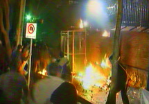 Ночная атака на датское посольство в Тегеране. Кадр EuroNews