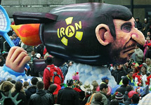 Фигура президента Ирана Ахмадинеджада в виде атомной бомбы на карнавале в Дюссельдорфе. Фото АР