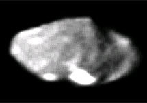 Амальтея, снятая Вояджером-1. Яркая область внизу - кратер Gaea, расположенный у южного полюса спутника. Фото НАСА с сайта http:
