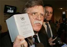 Представитель США при ООН Джон Болтон с текстом резолюции по Ирану в руках. Фото АР