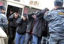 Задержанных нацболов "выгружают" у ОВД. Фото Д.Борко/Грани.Ру