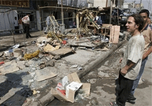 Место взрыва на багдадском рынке 16 июля 2006 года. Фото AP
