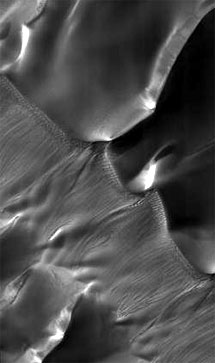 Овраги на склонах марсианских дюн. Под фотографией - ссылка на снимок более высокого разрешения (1,3 МБ). Фото NASA/JPL/U Arizona с сайта hiroc.lpl.arizona.edu