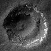 Кратер Ада. Стенки кратера демонстрируют явные признаки эрозии - овраги и зазубренные края. Он также обладает странной двойной стенкой, происхождение которой пока не удалось прояснить. Под фотографией - ссылка на снимок более высокого разрешения. Фото NASA/JPL/U Arizona с сайта New Scientist