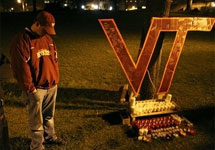 Церемония памяти убитых в колледже Вирджинии (VТ - Virginia Tech). Фото АР