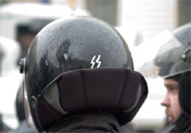 Эмблема СС на шлеме омоновца. Фото из блога kabatov.livejournal.com