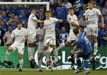 Финал Кубка УЕФА: Кевин Томсон бьет по воротам ''Зенита''. Фото AP