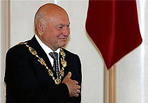 Юрий Лужков в символической цепи градоначальника. Фото АР