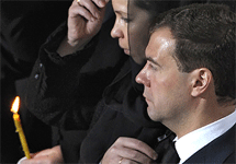 Дмитрий и Светлана Медведевы в храме. Фото с сайта Викимедия