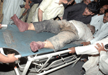 Раненый при теракте в Пешаваре. Кадр Аль-Джазиры