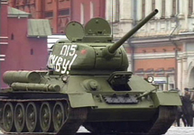 Танк Т-34 на Красной площади. Кадр телеканала ''Вести''