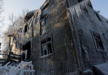 Сгоревший дом в Царицыно. Фото Дмитрия Борко/Грани.Ру