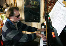 Пианист Сергей Белоглазов. Фото с сайта www.lifenews.ru