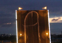 Граффити группы "Война" на Литейном мосту. Фото: plucer.livejournal.com