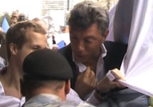 Борис Немцов на акции в День флага 22.08.2010. Кадр Граней-ТВ