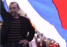 Лев Пономарев на шествии в День флага. Кадр Граней-ТВ