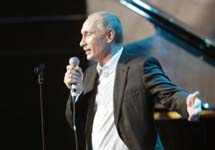 Владимир Путин поет. Фото с сайта www.metronews.ru