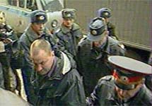 Юрия Буданова ведут в здание суда. Кадр "Первого канала", архив