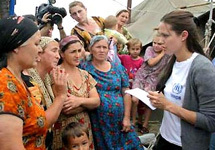 Анджелина Джоли в лагере беженцев. Фото AP