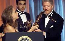 Дениз Рич дарит Биллу Клинтону саксофон. Фото Reuters