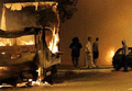Подростки разглядывают сожженый ими  автомобиль. Фото АР