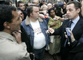 Министр внутренних дел Франции Николя Саркози в окружении журналистов. Фото АР