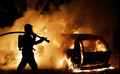 Пожарные тушат горящий автомобиль в окрестностях Парижа. Фото АР