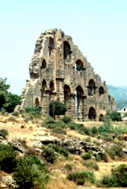 Остатки загадочных римских башен на пути воды. Фото с сайта www.nature.com