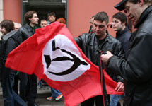 Марш несогласных в Моcкве: Нацболы разворачивают флаг. Фото А.Карпюк/Грани.Ру